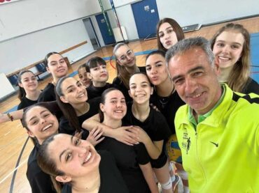 Τα κορίτσια του 8ου ΓΕΛ πρωταθλήτριες πετοσφαίρισης του νομού Τρικάλων