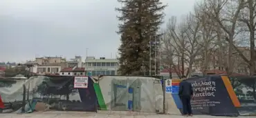 Με το βλέμμα στο δέντρο της Κεντρικής Πλατείας Τρικάλων
