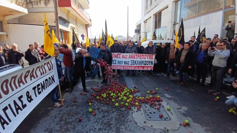 Κατάληψη στον ΕΛΓΑ από τους Λαρισαίους Αγρότες- Έριξαν μήλα και κάστανα στην είσοδο (φωτό)