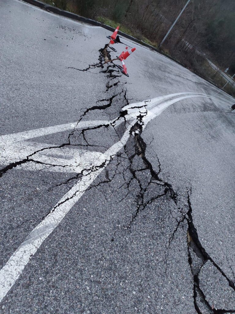 Μεγάλη καθίζηση στον δρόμο της Τρικάλων – Άρτας (φωτο&βιντεο)