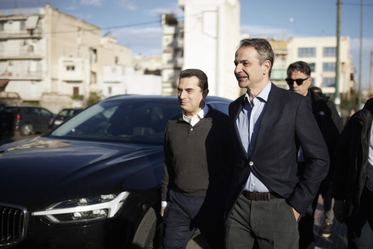 Αυτοψία Μητσοτάκη – Σκρέκα σε σούπερ μάρκετ για τις μειώσεις των τιμών