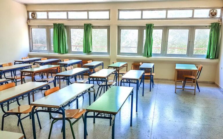 Βόλος: Επί 20 λεπτά έμεινε «καρφωμένο» το πόμολο της πόρτας σχολείου στο χέρι 11χρονου μαθητή