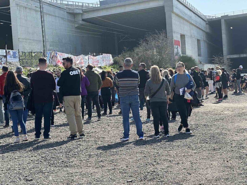 Συγκίνηση στον τόπο της πολύνεκρης τραγωδίας των Τεμπών, στον τερματισμό του «1ου Δρόμου Μνήμης» (φωτό)