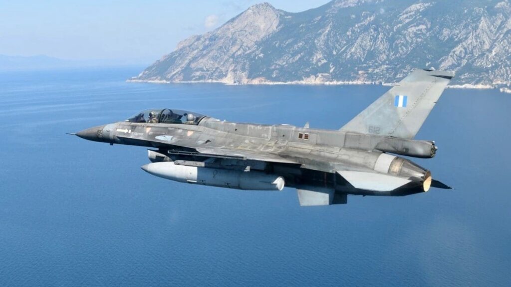 Πτώση F-16: Μιάμιση ώρα πάλευε στη θάλασσα ο πιλότος
