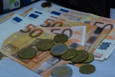 Στα 830 ευρώ ο κατώτατος μισθός
