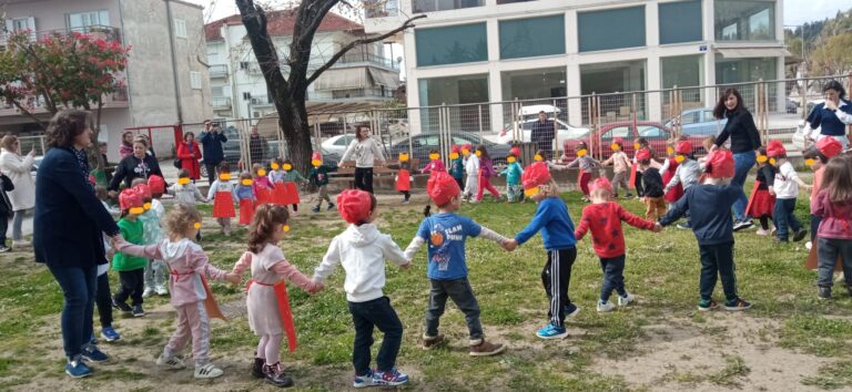 Στα γαλανόλευκα «ντύθηκε» ο 4ος Βρεφονηπιακός Σταθμός του Δήμου Τρικκαίων (φωτό)