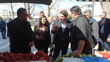 Η λαϊκή αγορά έκλεψε την καρδιά του Πρέσβη στα Τρίκαλα (VIDEO)