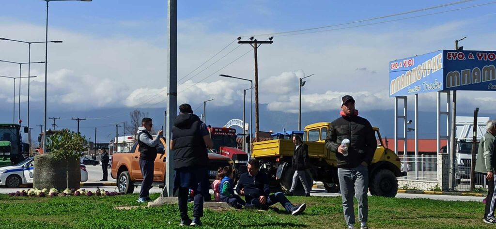 Ανυποχώρητοι οι αγρότες από τον κόμβο Μεγαλοχωρίου (φωτο&video)