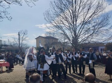 Πραγματοποιήθηκε με όλες τις τιμές ο «Καραγκούνικος Γάμος» στα Μεγάλα Καλύβια (φωτό)