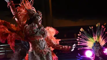 Πάτρα: Φαντασμαγορικό θέαμα με περισσότερους από 60.000 καρναβαλιστές (φωτό)