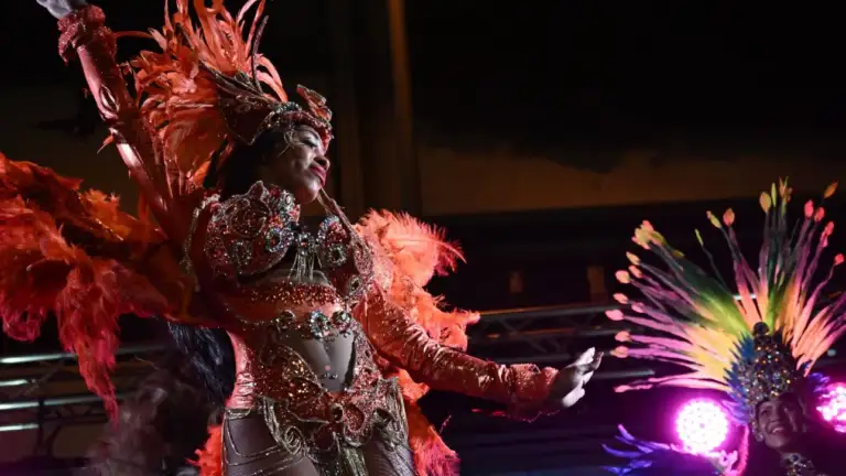 Πάτρα: Φαντασμαγορικό θέαμα με περισσότερους από 60.000 καρναβαλιστές (φωτό)