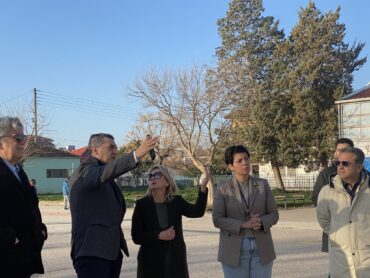 Στο σεισμόπληκτο  Δημοτικό Σχολείο  Φαλάνης ο  Δημήτρης Κουρέτας