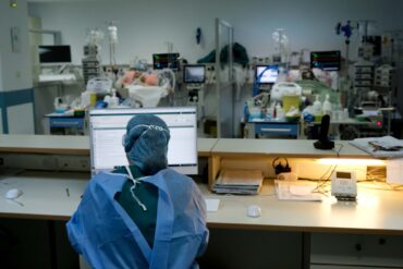 Δύο θάνατοι από γρίπη σε μια εβδομάδα – Ακόμα 12 νεκροί από Covid σύμφωνα με τον ΕΟΔΥ