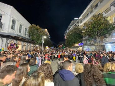 Με κέφι, σερπαντίνες, μεταμφιέσεις και χορό οι αποκριάτικες εκδηλώσεις του Δήμου Τρικκαίων (ΦΩΤΟ)