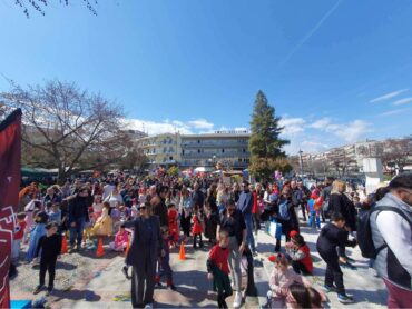 Τρίκαλα: Γεμάτο... χρώματα το παιδικό αποκριάτικο πάρτι στην πλ. Ρήγα Φεραίου (ΦΩΤΟ)