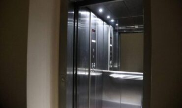 Απίστευτος Λαρισαίος κατέβασε τον γενικό και εγκλώβισε τους κλέφτες στο ασανσέρ!