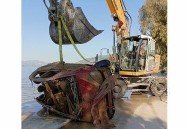 «Σηκώνει» αυτοκίνητα από τον βυθό της Αγριάς ο Οργανισμός Λιμένος