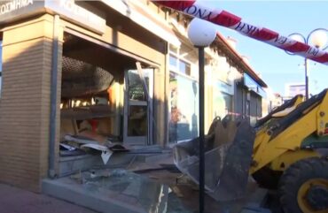 Γκρέμισαν με μπουλντόζα κοσμηματοπωλείο για να το ληστέψουν