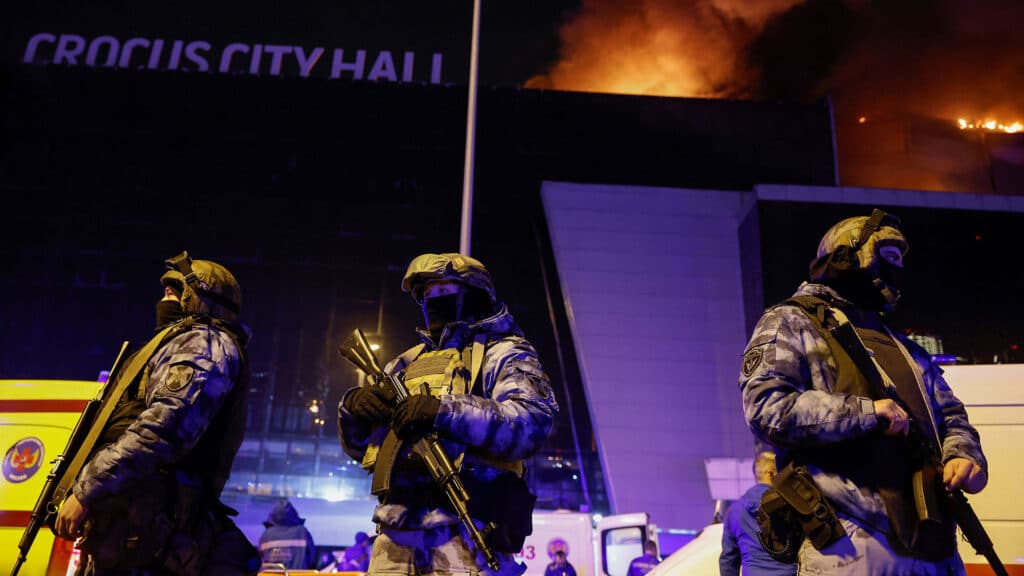 Aιματηρή τρομοκρατική επίθεση σε συναυλιακό χώρο στη Μόσχα
