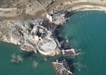 Ναυπακτία: Εμφανίστηκε το χωριό-φάντασμα που χάθηκε στη λίμνη 32 χρόνια μετά! (Video)