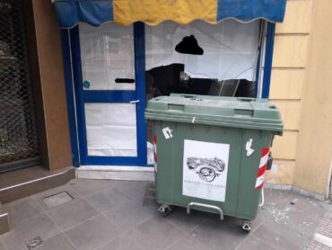 Τροχαίο ατύχημα στη Λάρισα - Κάδος διέλυσε τζαμαρία καταστήματος μετά από σύγκρουση (ΦΩΤΟ)