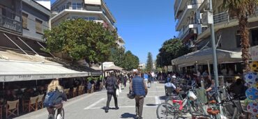 Οι Τρικαλινοί απήλαυσαν την καλοκαιρία - «Πλημμύρισε» το κέντρο (ΦΩΤΟ)