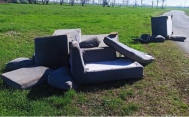«Καμπάνα» 10.000 ευρώ επειδή πέταξε καναπέδες στον δρόμο!
