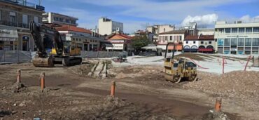 Κεντρική Πλατεία: Εδώ που μας έφτασαν… θα μας κάνουν και τη «χάρη» οι εργολάβοι