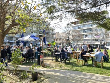 Κατάμεστα τα μαγαζιά στο κέντρο των Τρικάλων - Η καλοκαιρία «τραβούσε» καφεδάκι και τσιπουράκι (ΦΩΤΟ)