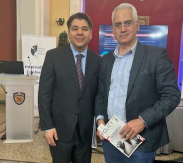 Δίπλα στον Αμερικάνο ο Χρίστος Λιάπης