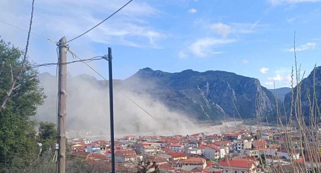 Ποια αφρικανική σκόνη;;; Στο Μουζάκι φτάνει και η άμμος από το ποτάμι!