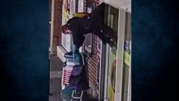 Στον... αέρα ηλικιωμένη - Πιάστηκε το παλτό της σε ρολό καταστήματος (video)