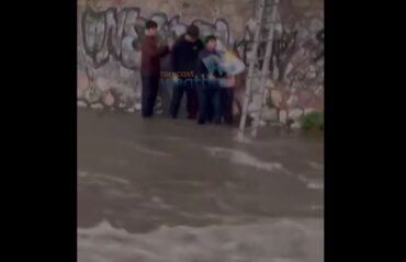 Παρέα παιδιών κινδύνεψε από ορμητικά νερά (Video)