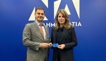 Τετ α τετ Παπακώστα - Θεοχάρη: Παρέλαβε επίσημα το χαρτοφυλάκιο στη Γραμματεία Προγράμματος