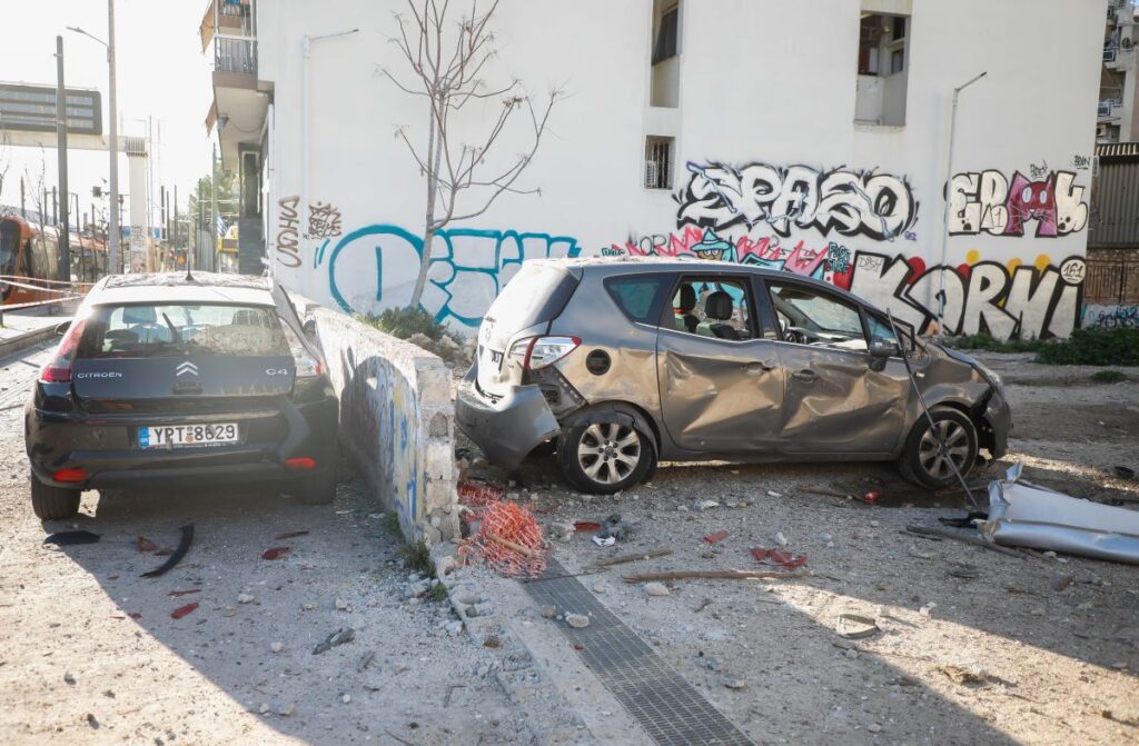 Πειραιάς: Βομβαρδισμένο τοπίο, έσπασαν παράθυρα σε πολυκατοικίες (ΦΩΤΟ)