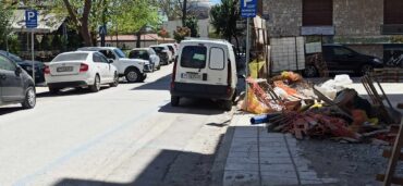 Πεζοδρόμια σε μαύρο χάλι έξω από νεοανεγειρόμενες οικοδομές (ΦΩΤΟ)