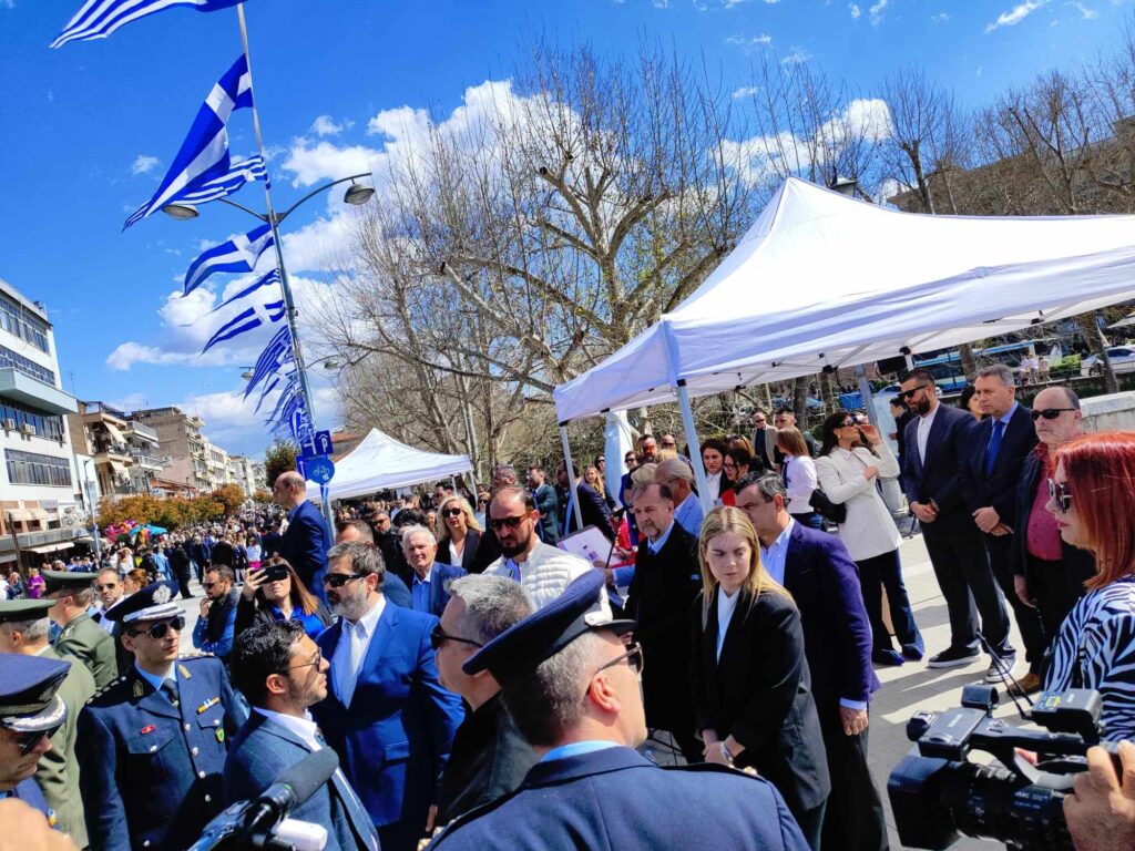 Επεισοδιακή η παρέλαση στα Τρίκαλα - Ένταση με τις οικογένειες των θυμάτων των Τεμπών (Video)