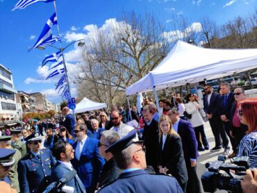 Επεισοδιακή η παρέλαση στα Τρίκαλα - Ένταση με τις οικογένειες των θυμάτων των Τεμπών (Video)