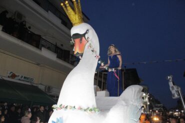 Άρματα, στολές, βεγγαλικά, Μαράβας και χιλιάδες κόσμος στο «Πορτινό Καρναβάλι» (ΦΩΤΟ)