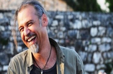 Ο Μάκης Σεβίλογλου στα Τρίκαλα στο μουσικό στέκι «Ανδρομέδα» – «40 Χρόνια Πειρατής»