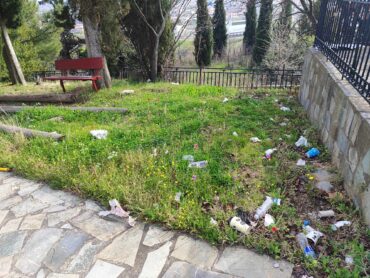 Στολισμένο με... σκουπίδια ένα από τα δημοφιλέστερα spot των Τρικάλων (φωτο)