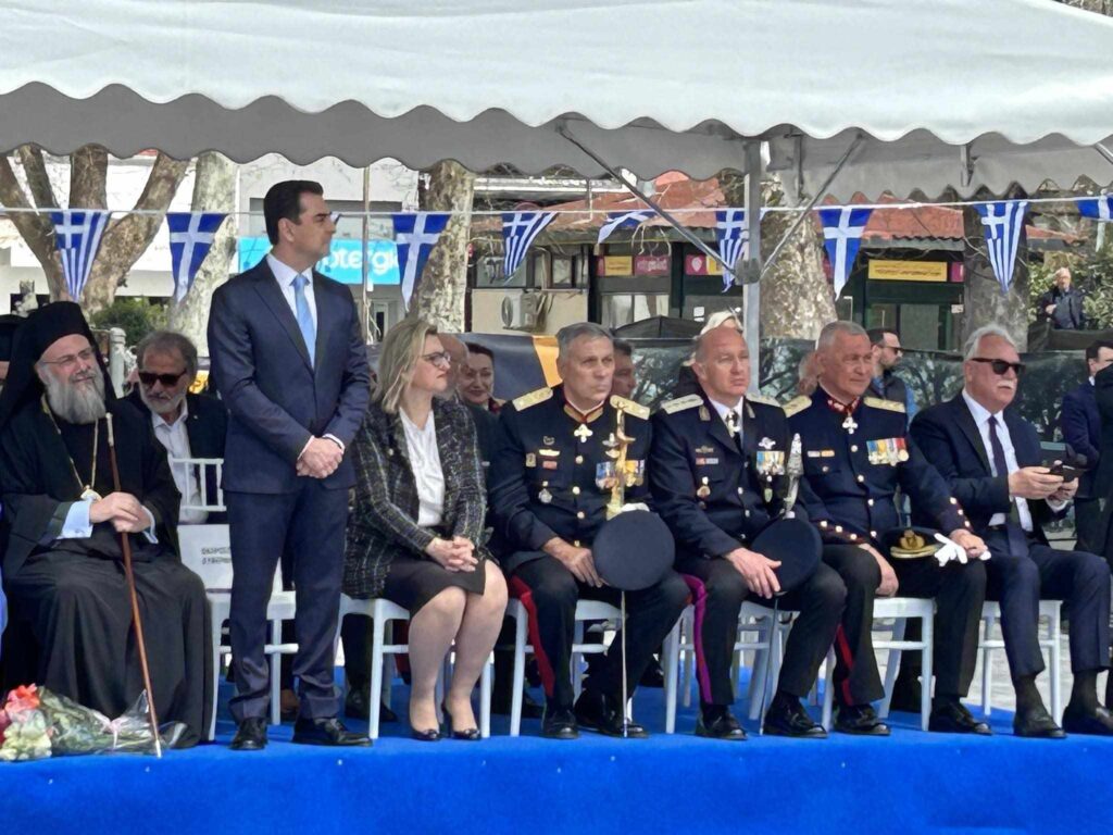 Τρίκαλα - 25η Μαρτίου: Όρθιος από την αρχή μέχρι το τέλος της παρέλασης ο Σκρέκας