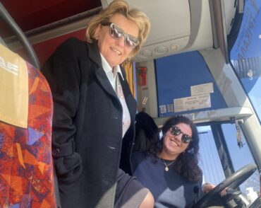 Σούλα… on road συναντά τη συναγωνίστρια Δήμητρα στο τιμόνι του Υπεραστικού ΚΤΕΛ