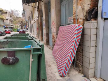 Βγήκαν και τα στρώματα βόλτα στα Τρίκαλα