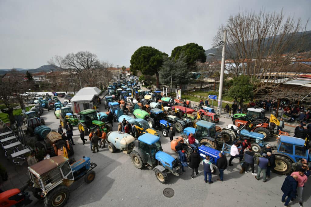 Το κέντρο της Αγιάς κατέκλυσαν τρακτέρ και αγρότες (φωτο)
