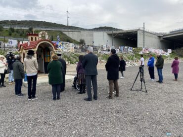 Στον τόπο της τραγωδίας στα Τέμπη ο Εμφιετζόγλου - Τελέστηκε τρισάγιο για τις αδικοχαμένες ψυχές
