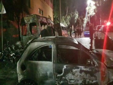 Εμπρηστική επίθεση στου Ζωγράφου: Άγνωστοι πυρπόλησαν σχολικά λεωφορεία, ΙΧ και μοτοσικλέτες (ΦΩΤΟ)