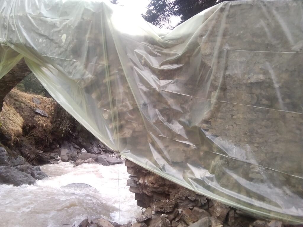 Γεφυράκι Γκίκα: Βλέποντας να καταρρέει πέτρα πέτρα…(φωτο)