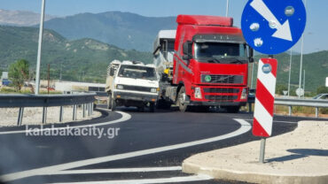 Έφυγε τροχός από φορτηγάκι στον κόμβο του Κ.Υ. Καλαμπάκας! (ΦΩΤΟ)