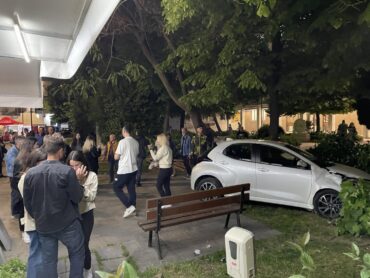 Λάρισα: ΙΧ «καβάλησε» την πλατεία Ρήγα Φεραίου (φωτ.)